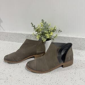 Crevo Women's Distressed Sage Green Leather Coralie Chelsea Booties 9.5